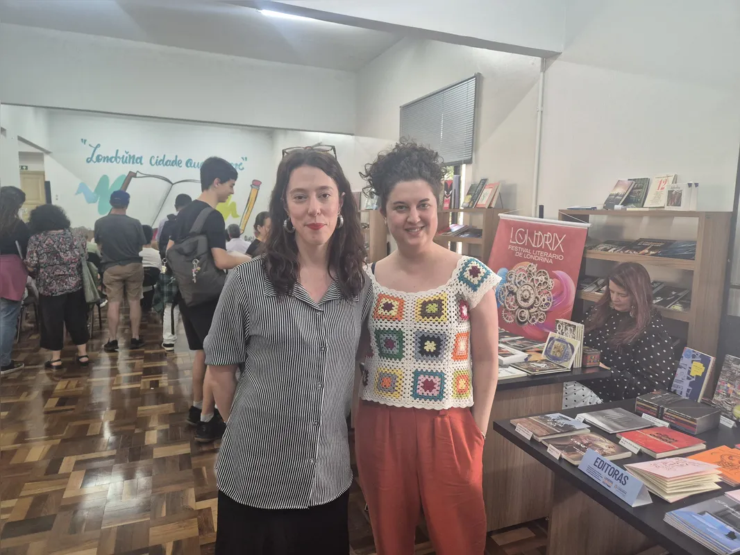 A editora Amanda Damasio e Isabela Torezan, particpante da oficina de escrita da editora Outra
