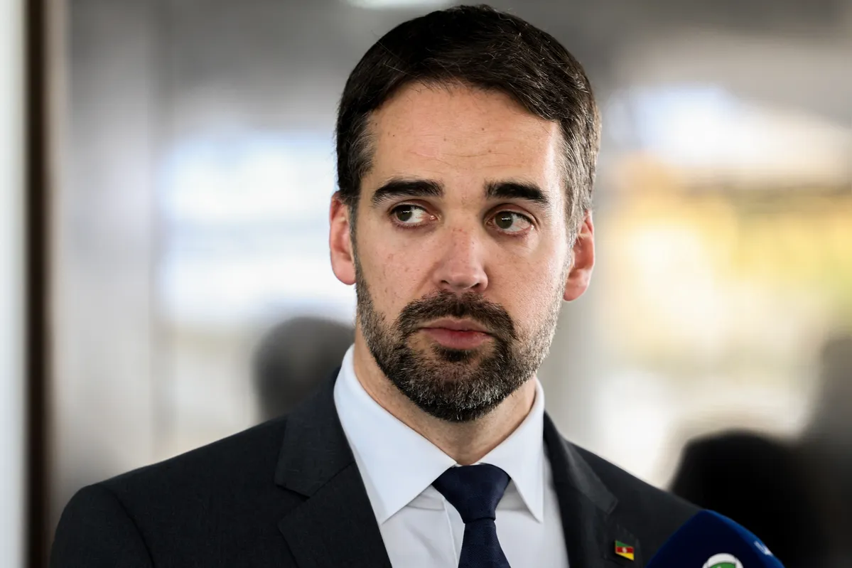 O governador Eduardo Leite (RS), que ameaça deixar a legenda, participou do encontro de forma virtual e também votou a favor da fusão: resta a dúvida sobre se permanecerá ou sairá da legenda
