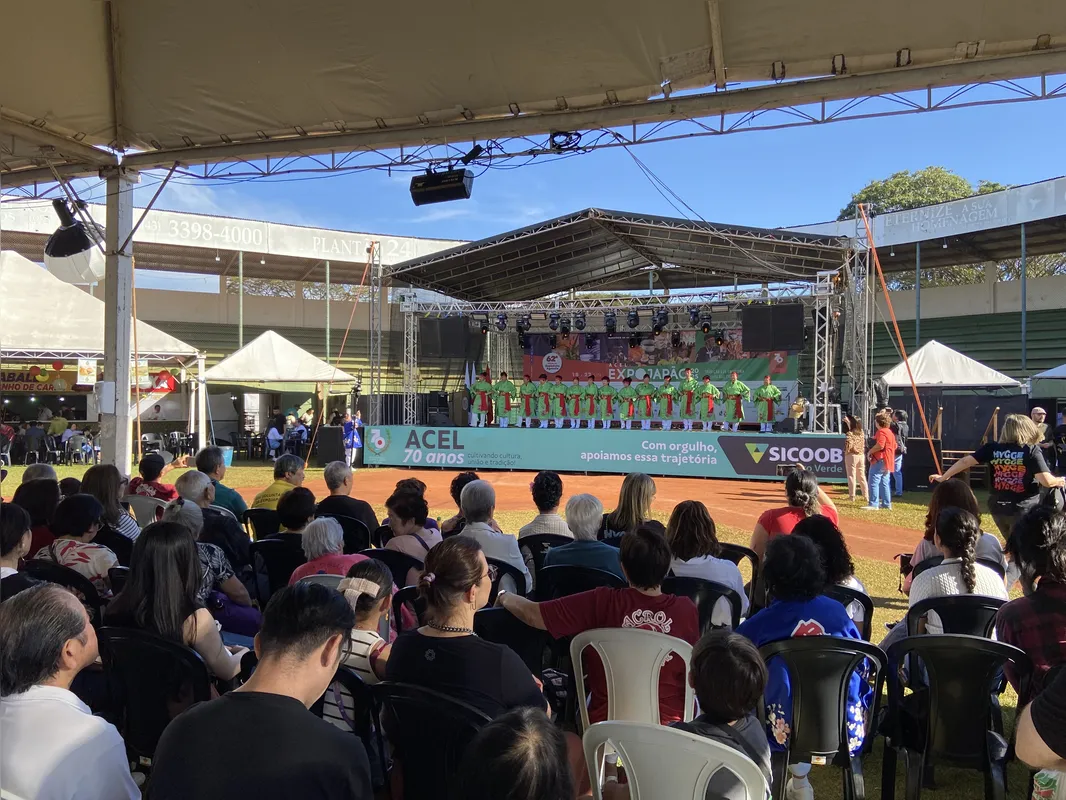 Apresentação no palco do grupo de dança da Acrol