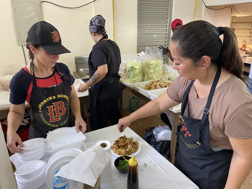 Os cozinheiros são todos voluntários, pais de crianças e adolescentes que jogam no Departamento de Beisebol e Softbol da ACEL