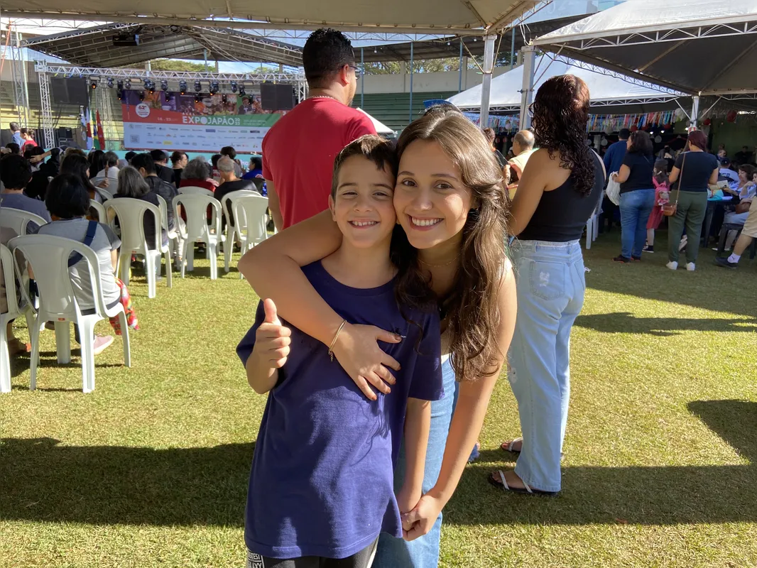 Jade Gôngora acompanhada do irmão Gael, de 9 anos