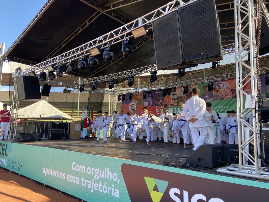 Apresentação no palco da Academia Marcelo Oguido de Karatê