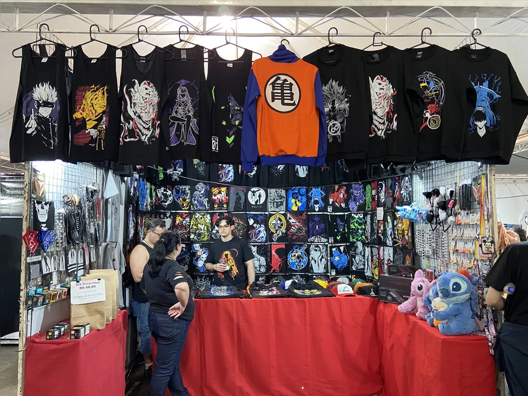 Diversos comerciantes dividem o espaço do pavilhão interno, ofertando desde roupas com personagens e dizeres japoneses, até bolsas, sapatos, semi joias e cremes