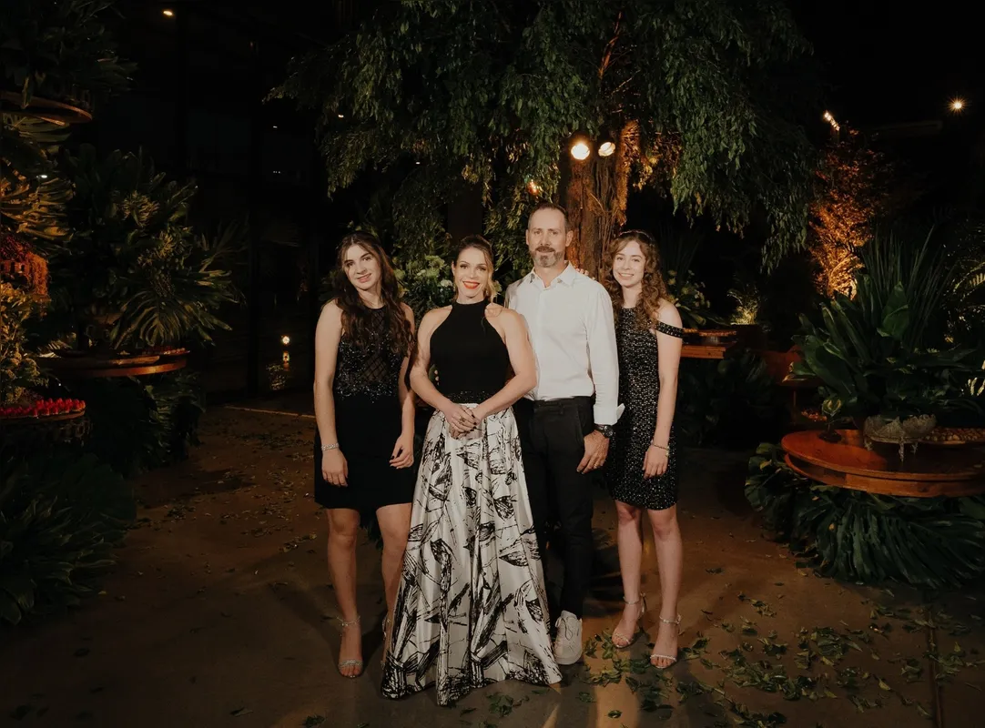 Fabio Golas com a esposa Aline e as filhas Lara e Ana