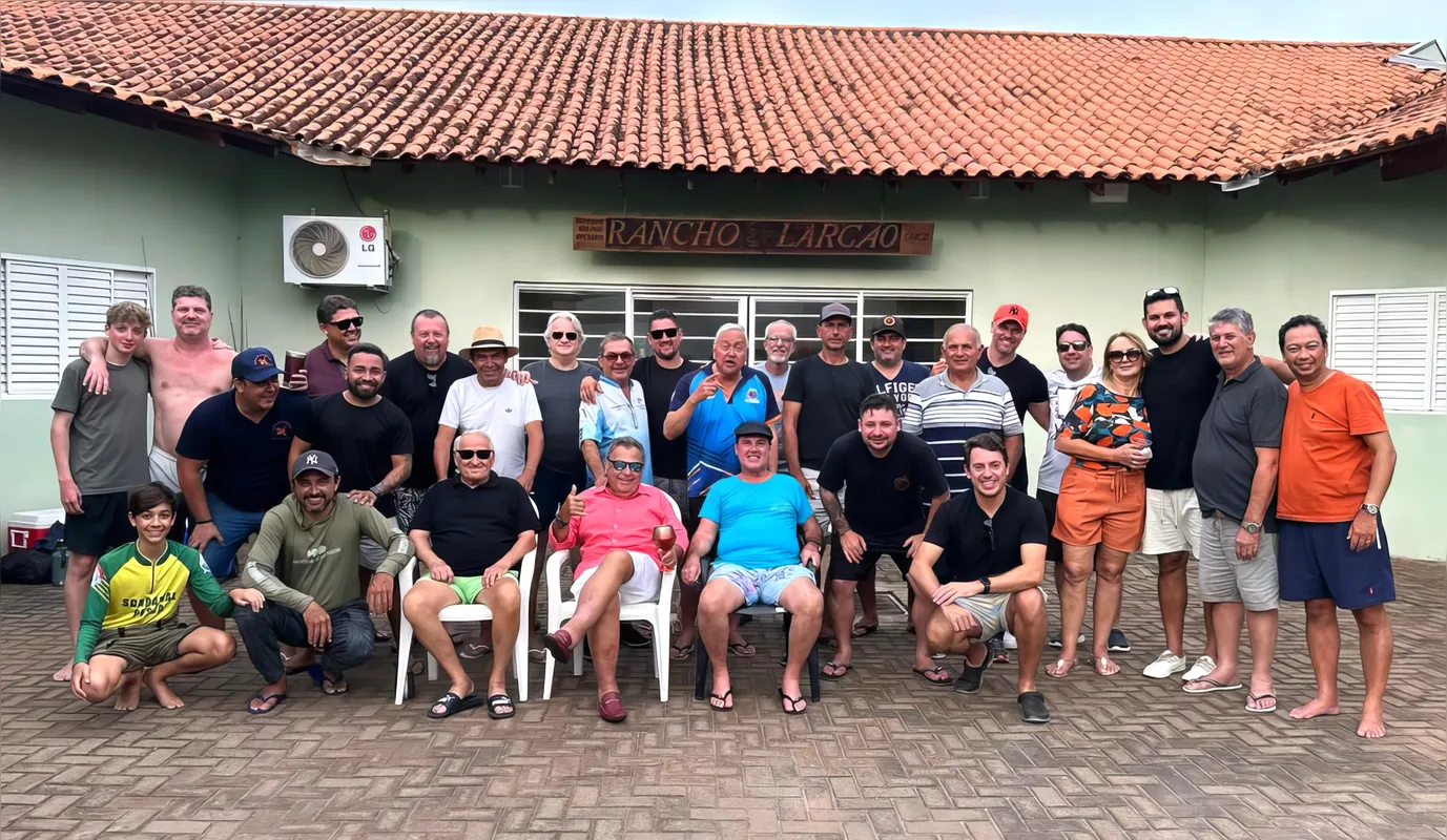 Eduardo Kotaka, Ocelio, o aniversariante Cristiano Resina, Claudete Resina, Rafael, Feitosa, Divino, Fernando e Flávio Juliani, Paulo Renê, Paulo Yano, Jose, Mário, Vlamir, Umberto, Luís Henrique, Marlon, Wynicius Rosa, Léo Calixto, Miguel e Mishel (em pé) , Leonardo, Tiago, Marcos Benevenuto, Wilson Natal, Pedro Pagan, Neto e Pedro Grion( sentados)