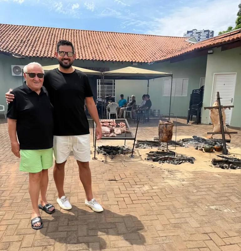 O conselheiro da Sociedade Rural do Paraná, Pedro Pagan, com o aniversariante e anfitrião Cristiano Resina