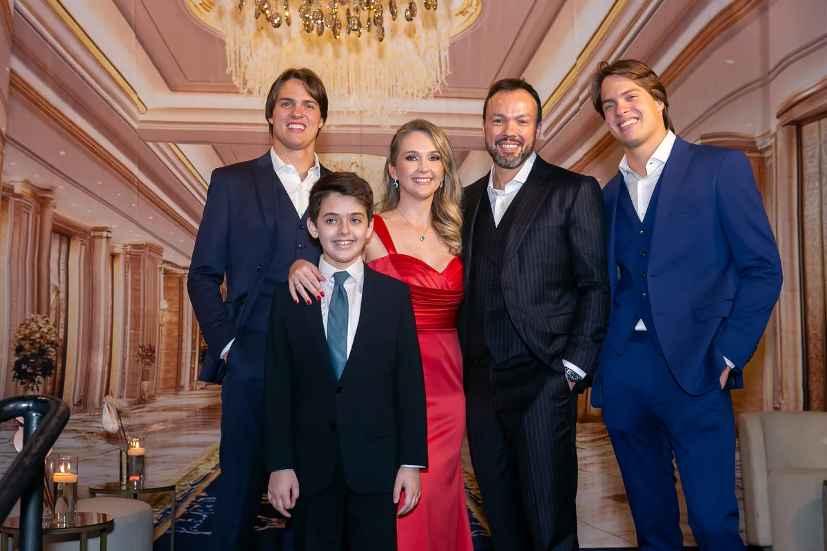 Fábio e Bruna com Leonardo, Davi e Vitor