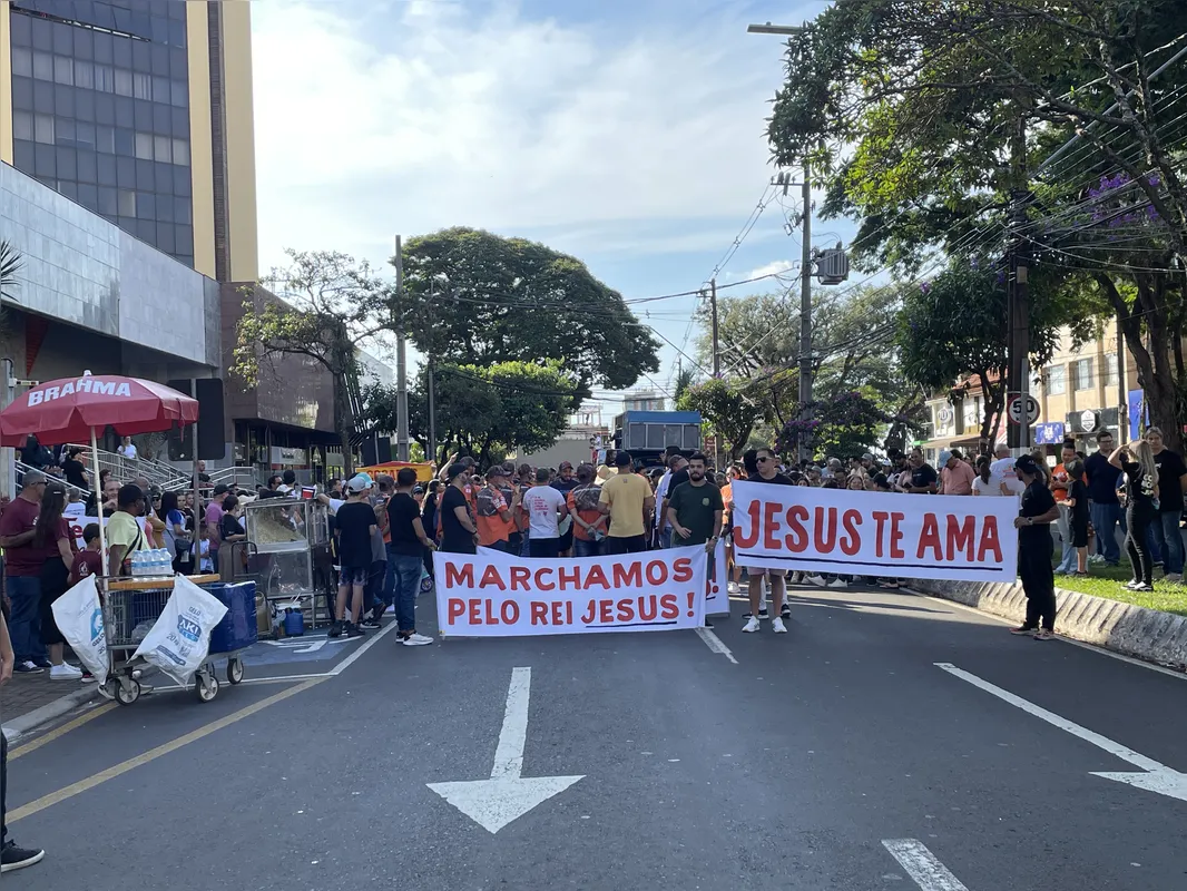 Imagem ilustrativa da imagem Fé: multidão participa de Marcha para Jesus em Londrina