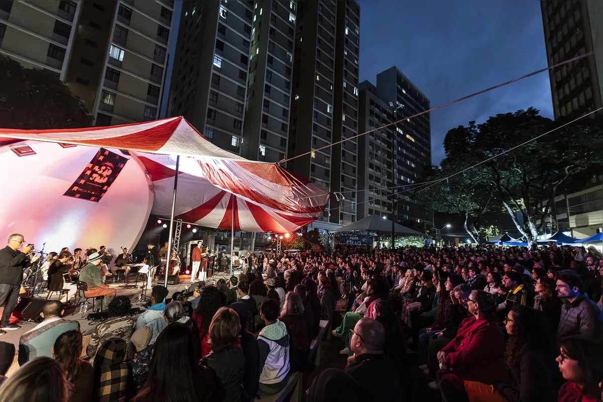 Um grande público compareceu à Feira Flua Cultura neste domingo (15), transformando a Concha Acústica num "arraiá" com muitas atrações musicais