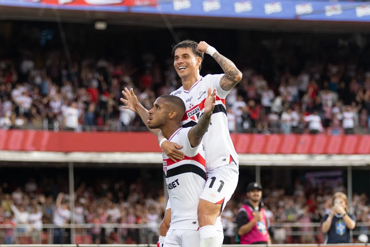 André Silva é festejado por Ferreirinha, que chegou a 5 gols no ano e ameaça desafio de Neto: apresentar programa de “sunguinha”