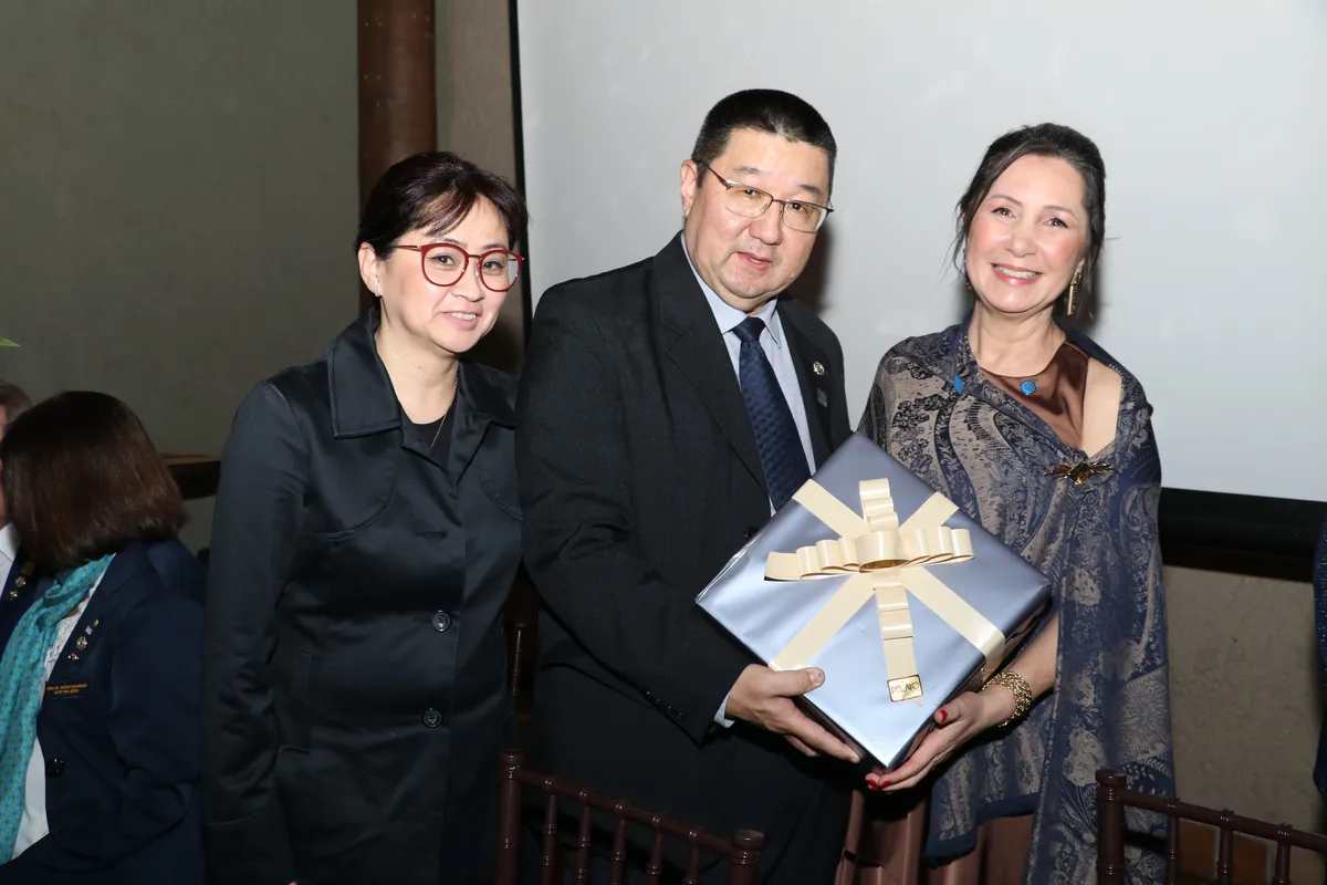 Grace Koakutsu e Edson Koakutsu transferem o cargo para a nova presidente do RCL Shangri-lá Jacqueline Tramontin