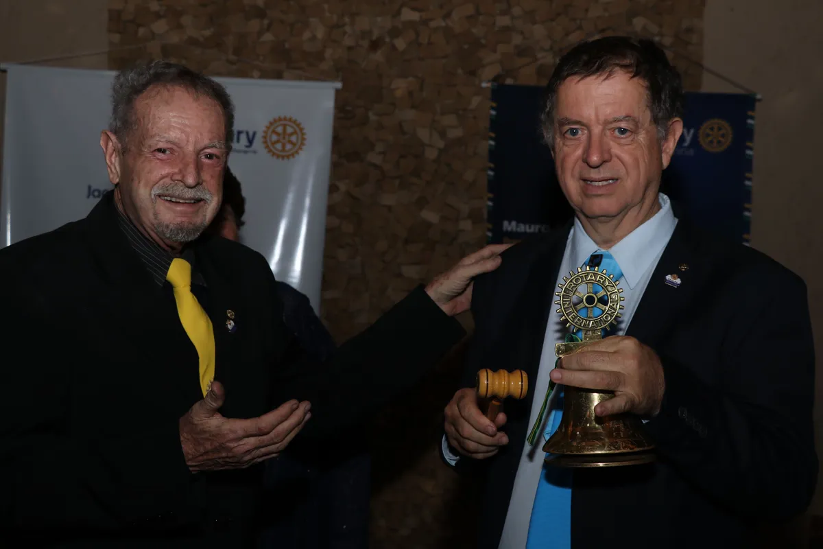 Mauro Monteiro transfere o cargo para o novo presidente do Rotary Club de Londrina Mauro Martins