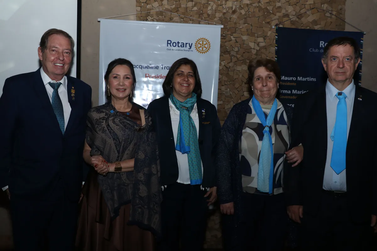 Armando Meneghel Paiva, Jacqueline Tramontin (presidente do RCL Shangri-lá 25/26), a Governadora Irma Mariotti Meneghel Paiva e Valéria Maria Martins e Mauro Martins (presidente do RC de Londrina)