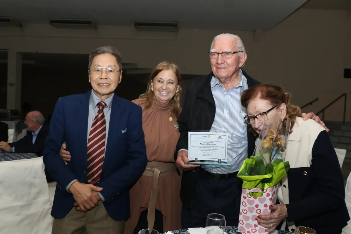 Paulo Ken Watanabe e Felícia Watanabe homenageando Alberto e Maria Helena Rapchan