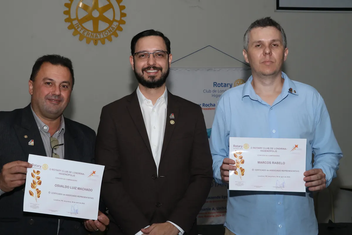 O novo companheiro Osvaldo Luiz Machado, o presidente do clube Arthur Rocha Barros e Marcos Rabelo, também novo rotariano