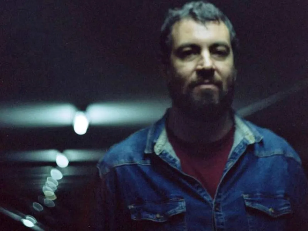 Atração musical do Festival DOBRA,  Kiko Dinucci se apresenta no domingo (7)