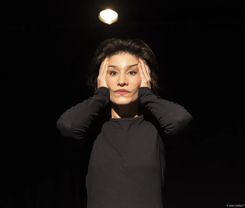 A atriz Nicole Cordery interpreta Carla