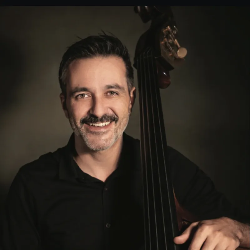 O contrabaixista Rodrigo Fávaro é solista da Orquestra Sinfônica Brasileira (OSB)