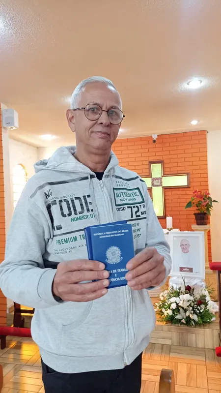 Edvaldo de Souza Brito trouxe a carteira de trabalho 
 dele do irmão para serem benzidas