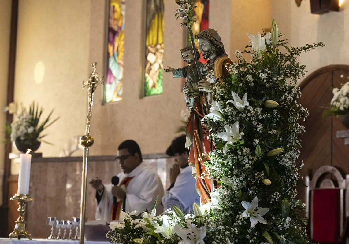 Missa celebrada pelo padre Dirceu Junior dos Reis, no Jardim Leonor, em Londrina