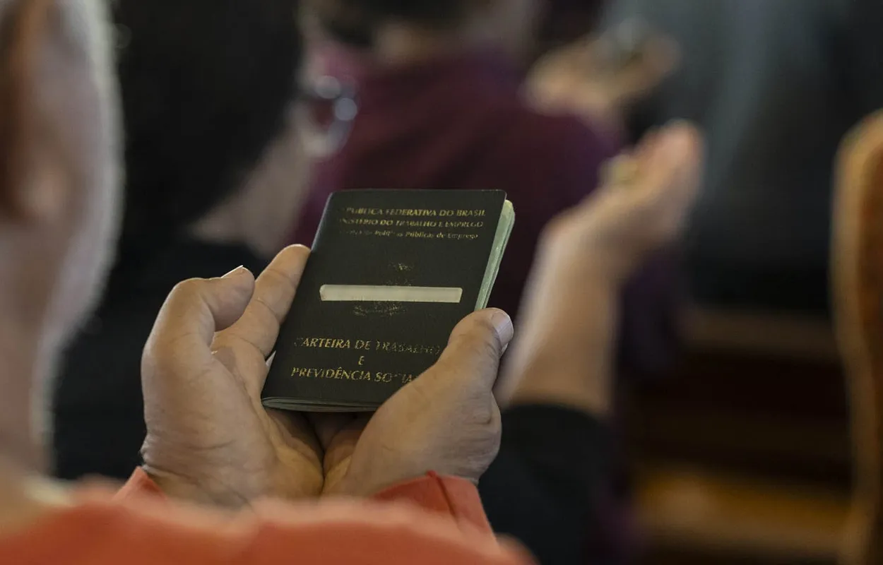 As carteiras de trabalho foram benzidas durante missa em Londrina
