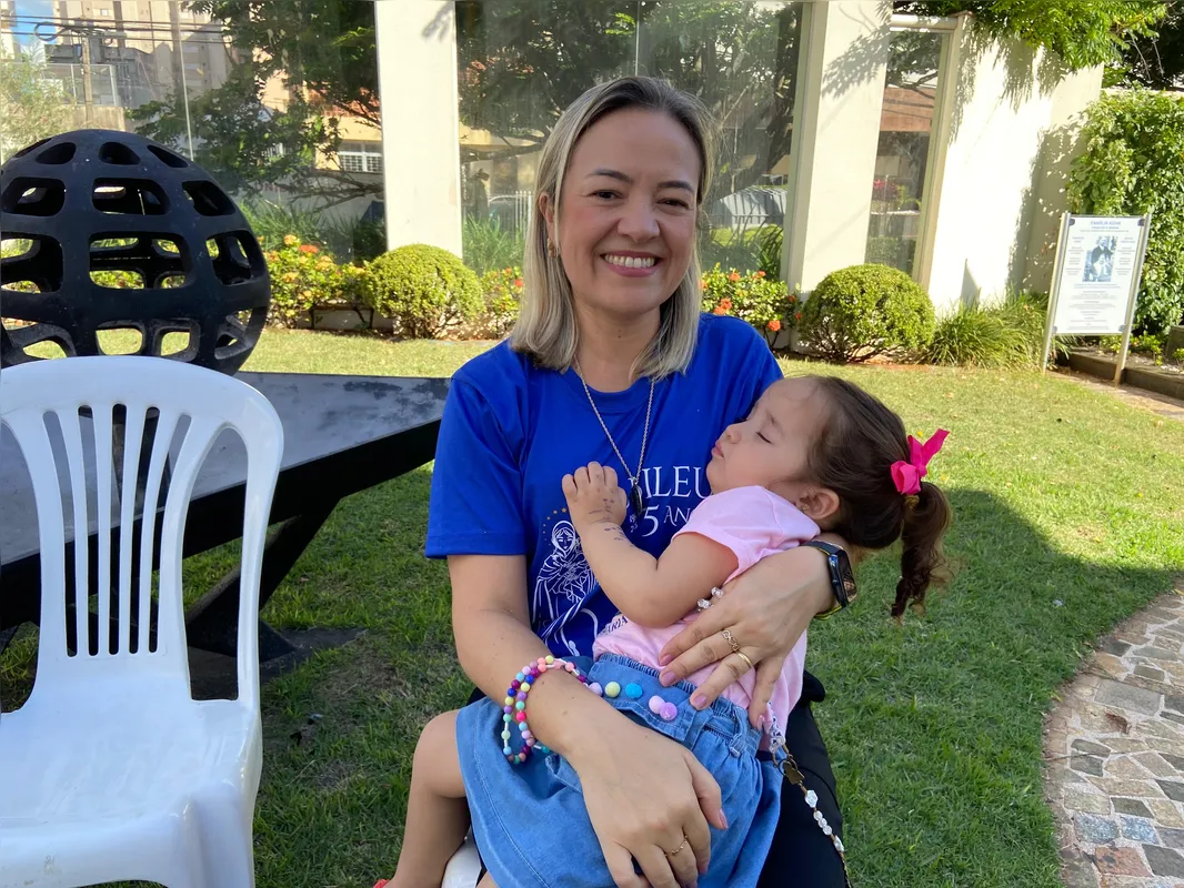 Angelita Nonato é de Sertanópolis e aproveitou a comemoração jubilar ao lado de seu esposo e filhas