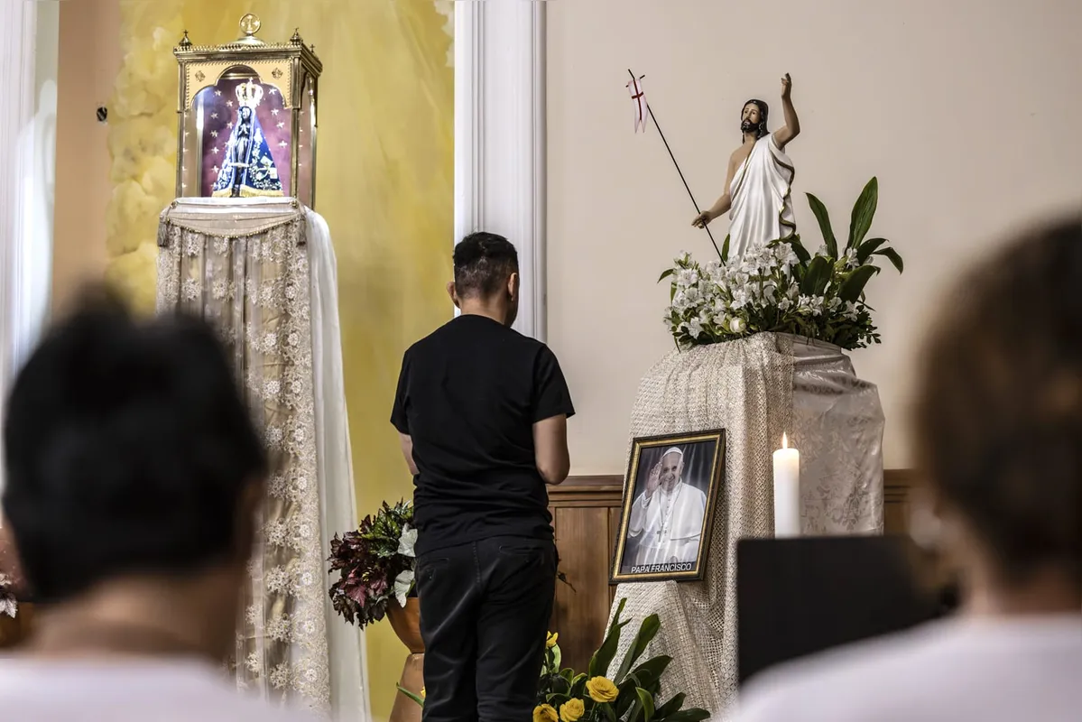 No Santuário de Nossa Senhora Aparecida, devoto olha a imagem do papa Francisco, que morreu no dia 21 de abril