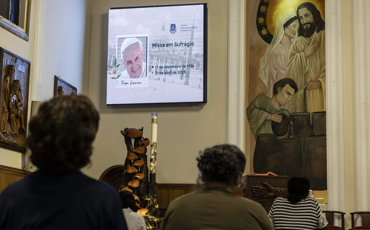 Fiéis oram pelo papa Francisco, no Santuário da Vila Nova, em Londrina