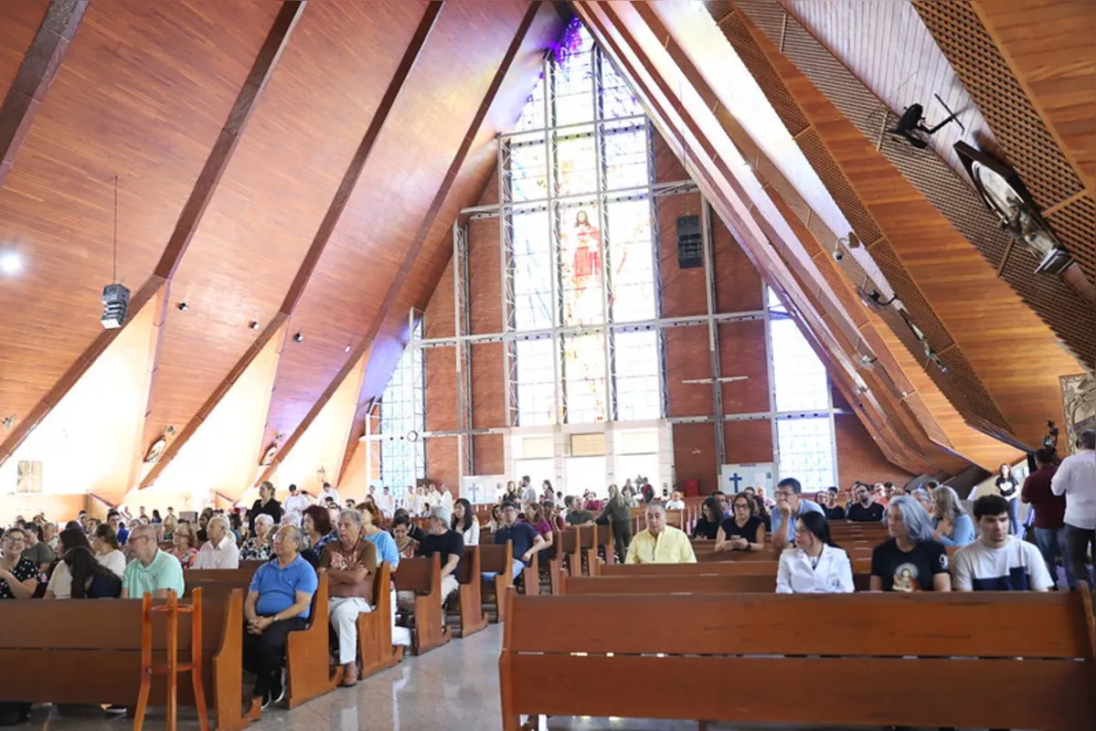 Centenas de pessoas se reuniram na Catedral de Londrina, para missa pelo papa, que morreu nesta segunda-feira (21)
