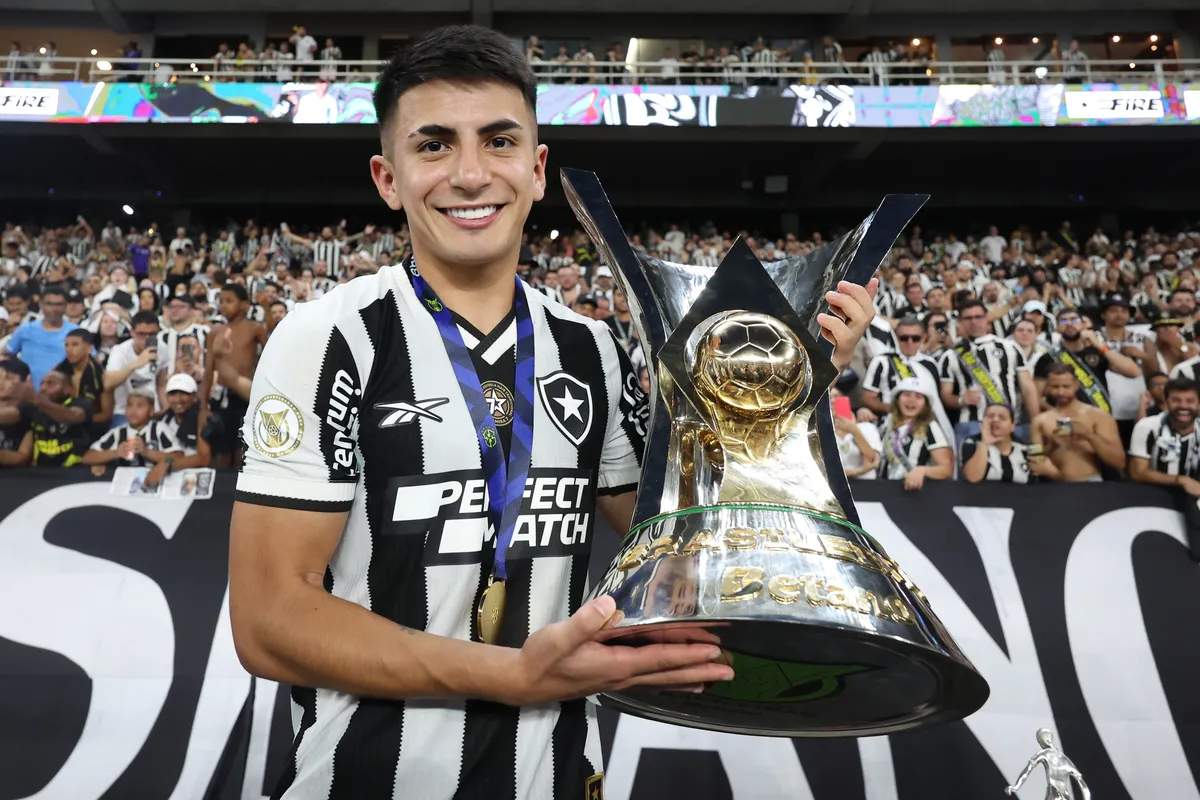 Thiago Almada foi um dos destaques no segundo semestre da campanha de 2024, que culminou com títulos de Libertadores e Brasileirão, e foi enviado para o Lyon —que faz parte da família da Eagle, a rede de clubes de John Textor