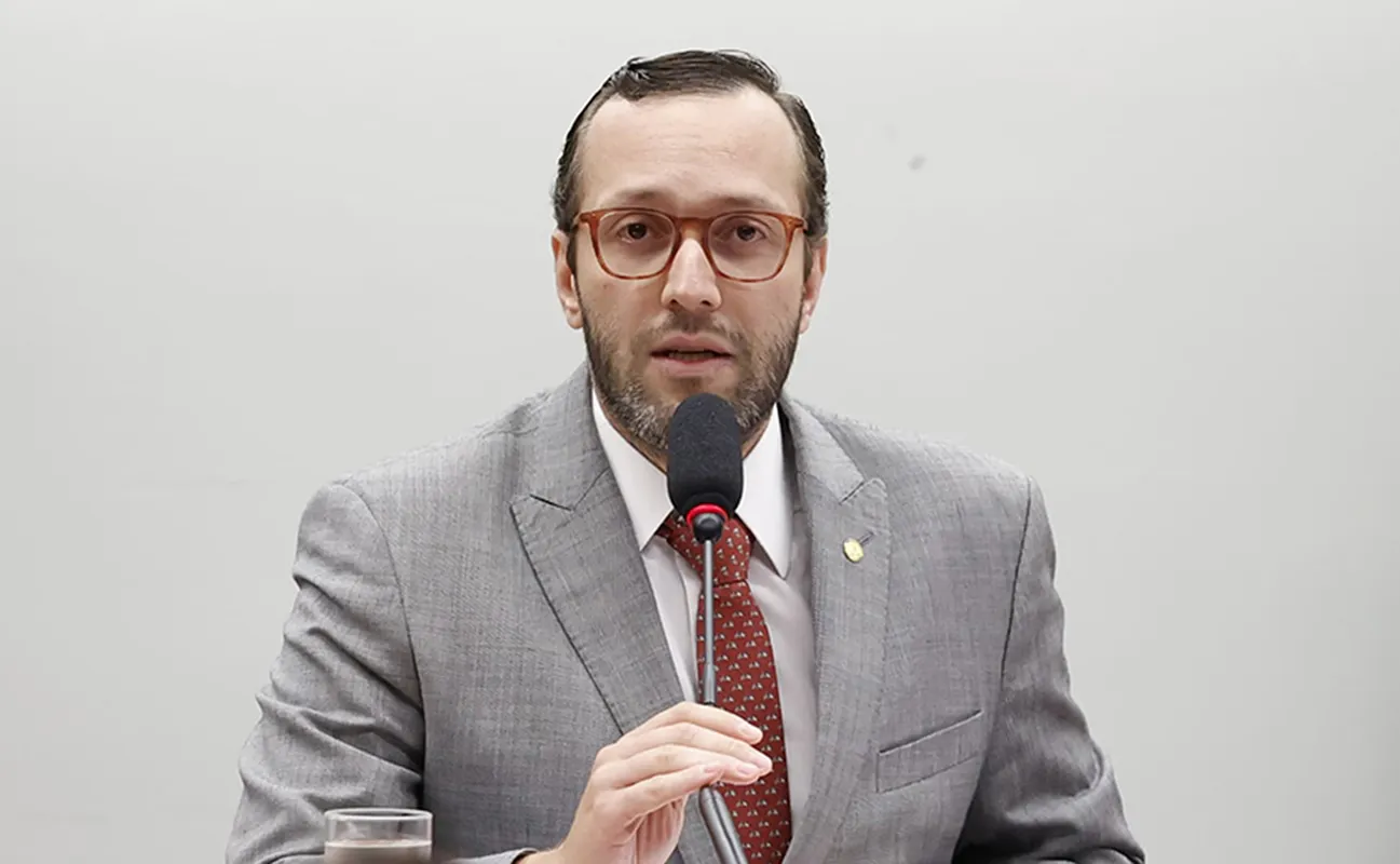 "O deputado Eduardo Bolsonaro, meu amigo, que mais recebeu votos para essa Casa na história, se exila para fugir de uma iminente perseguição de suas liberdades e de sua família", acredita Filipe Barros (PL-PR)
