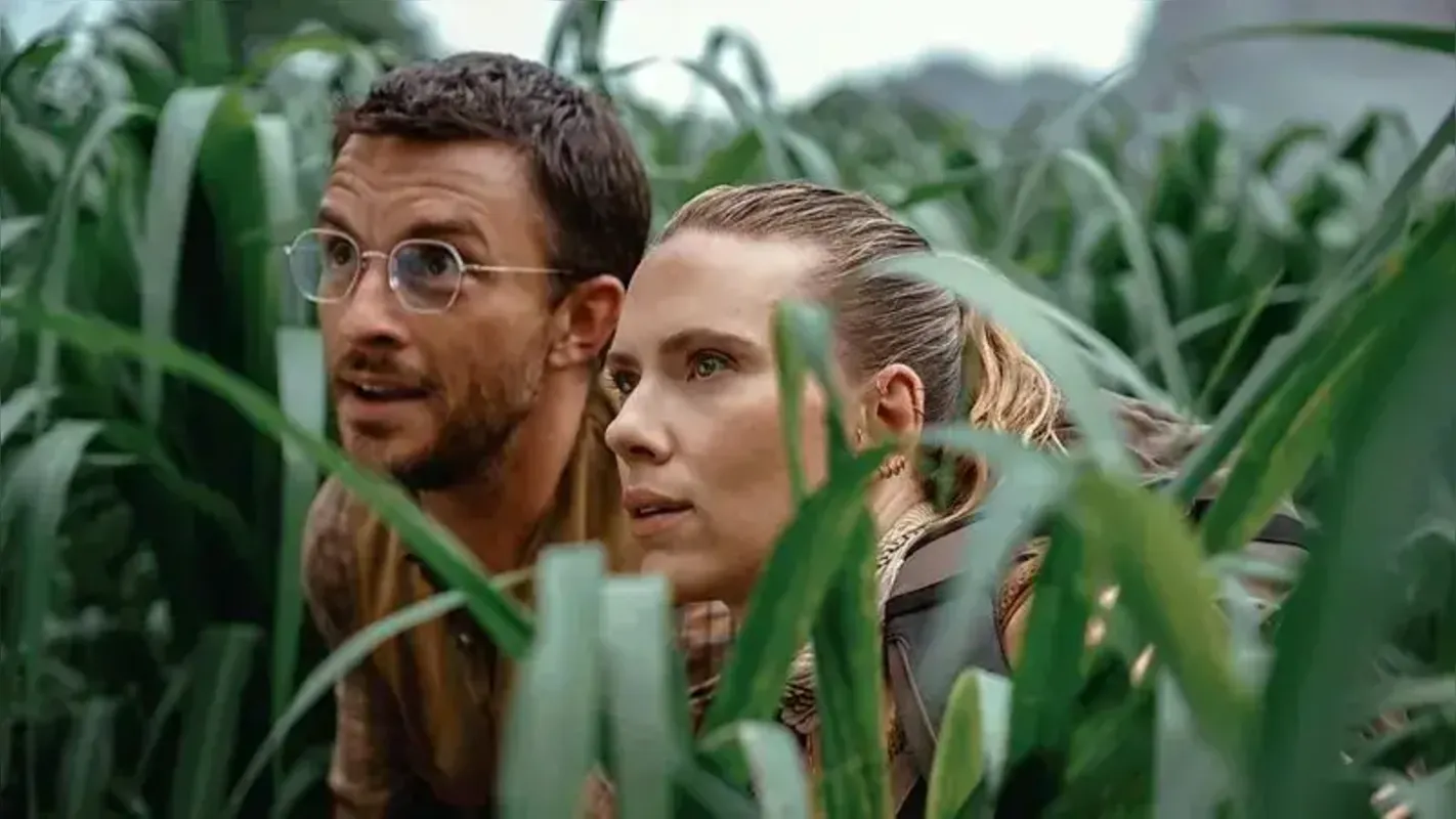 Jhonatan Bailey e Scarlett Johansson são protagonistas  de um filme que, mais uma vez, trata do DNA de dinossauros