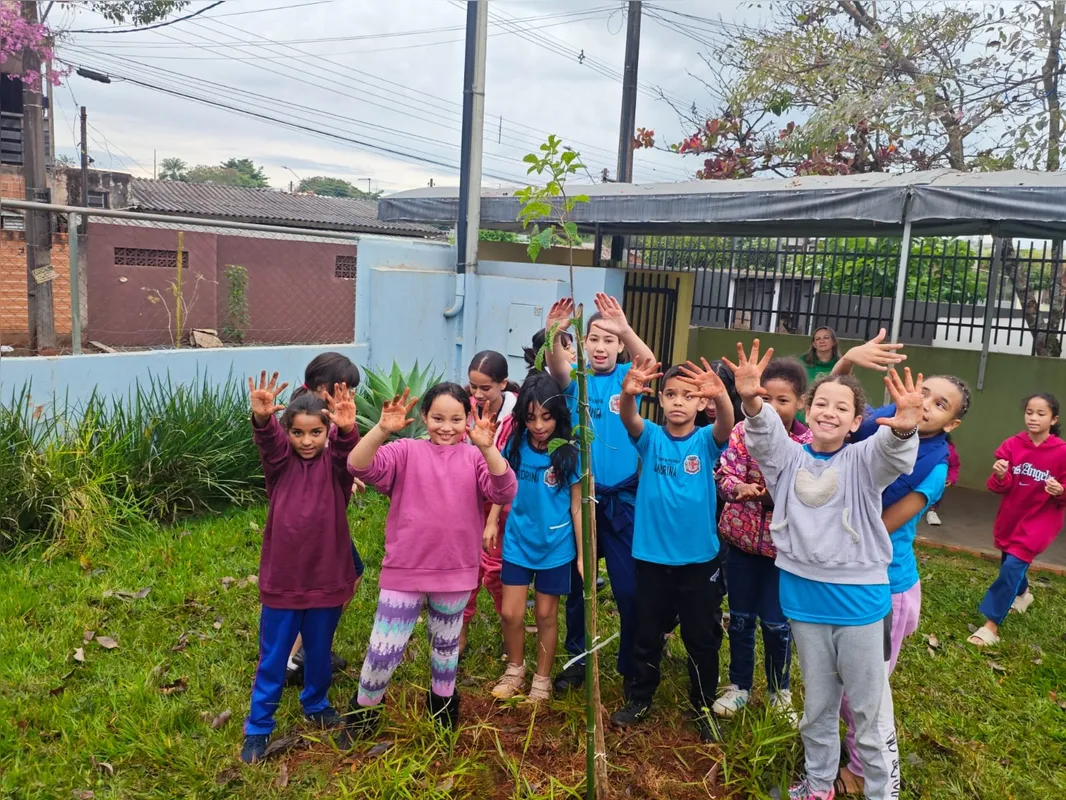 Na Escola Muncipal Elias Kawan, de Londrina, o plantio de árvores na última sexta (5), Dia do Meio Ambiente, foi uma atividade motivadora
