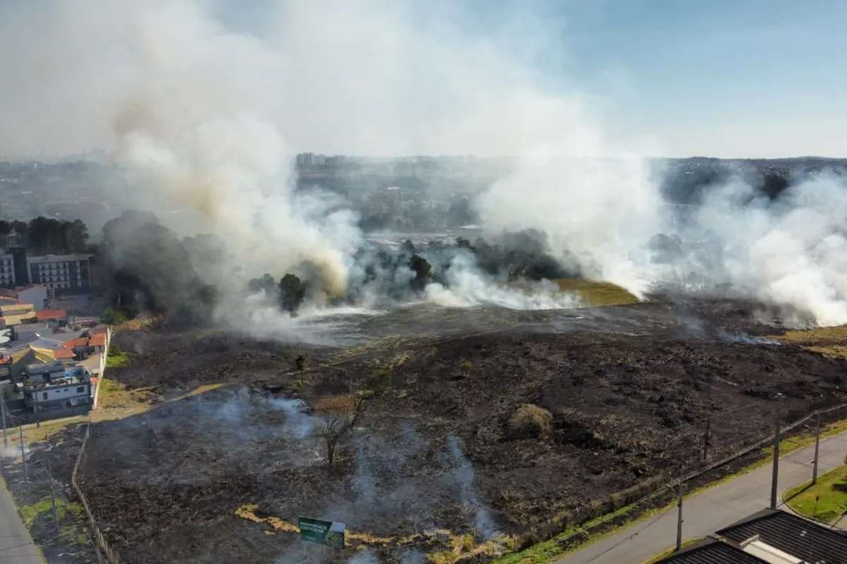Segundo o Corpo de Bombeiros, a queima de lixo é um risco a florestas, residências e a fumaça traz problemas à saúde da população
