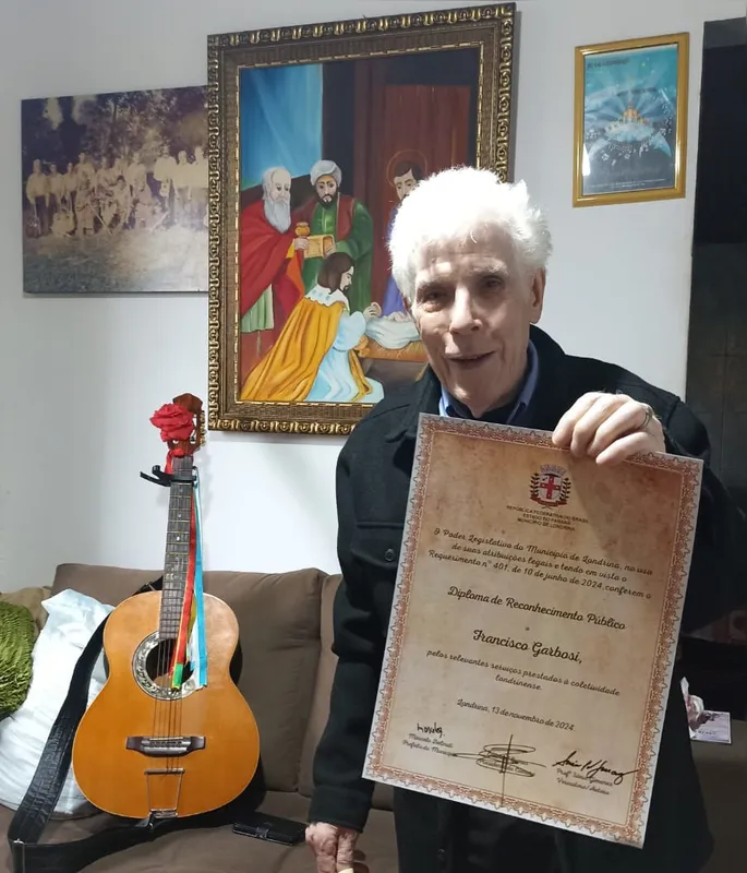 Francisco Garbosi já foi homenageado como cidadão de Londrina e, aos 86 anos, segue em sua arte que, além da Folia, inclui a música e a poesia