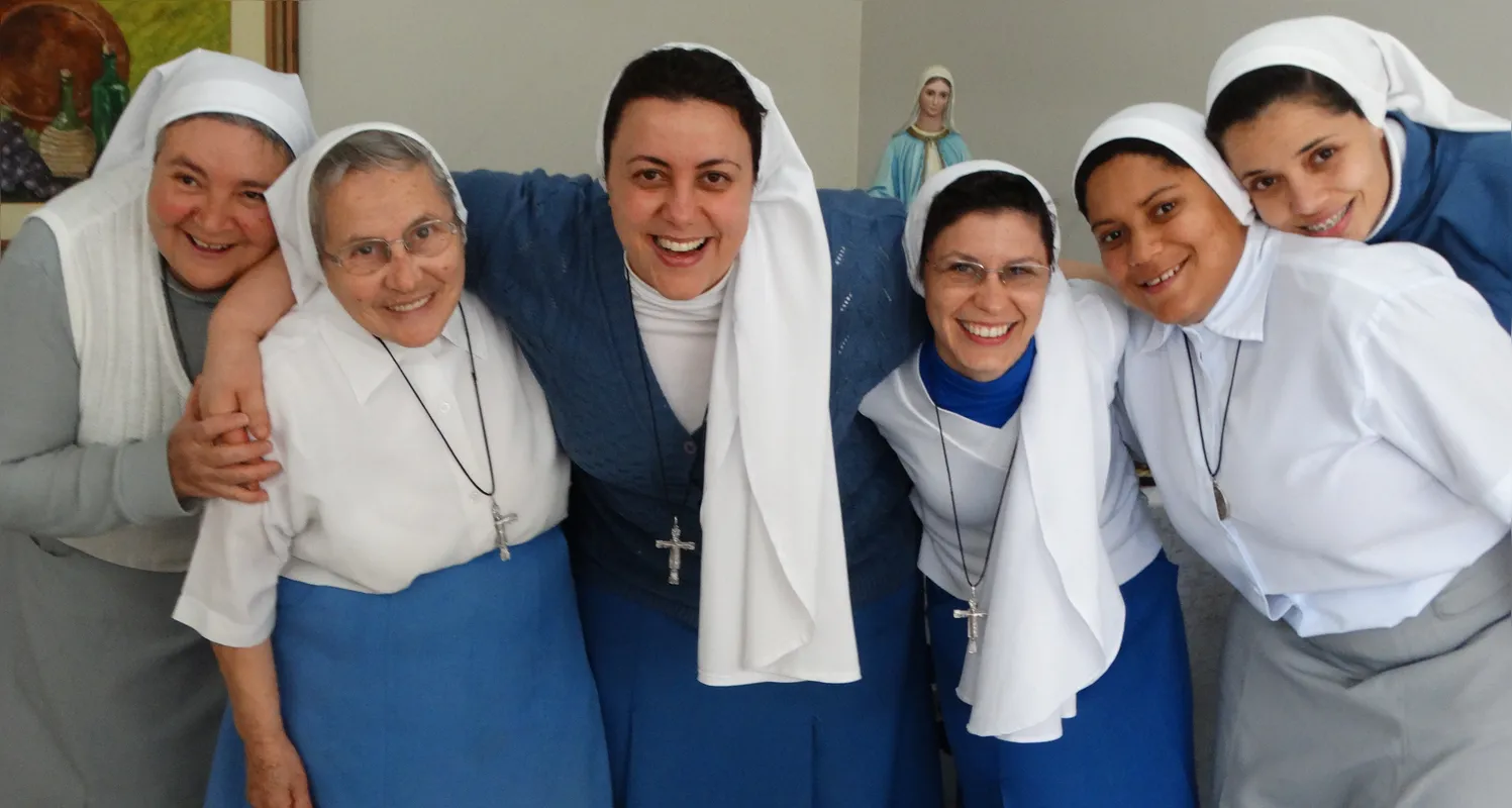 As freiras Marizele e Marisa com outras irmãso do covento: canto e dança movimentam a vida dedicada a fé