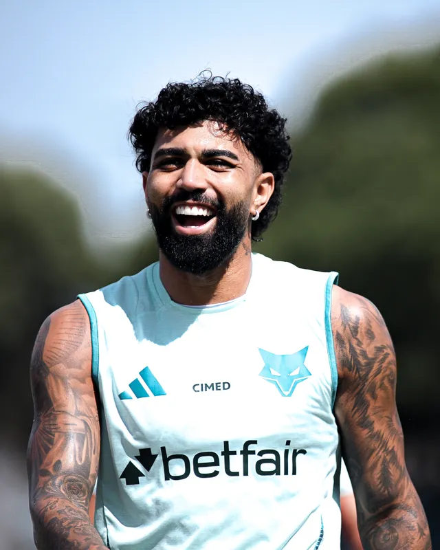 "A justiça foi feita. Mas a ferida fica", publicou o jogador em suas redes sociais. "Saio desse processo de cabeça erguida, mas com a certeza de que jamais esquecerei quem caminhou comigo", disse Gabigol