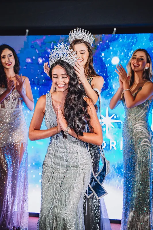 Amanda Almeida recebendo a coroa de Miss Universe Londrina 2025
