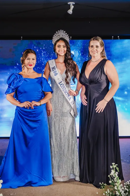 Amanda Almeida entre Glacimeire Cardoso e Mayara Beraldo