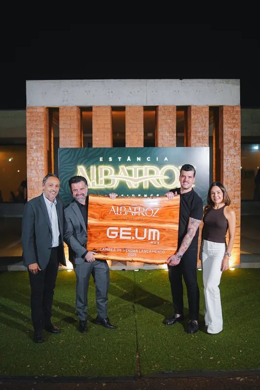 José Vinicius Munhoz Pinto e Renato Gomes, da Ge.Um Imob, entre a CEO da Pitol Empreendimentos Imobiliários, Cristiana Pitol Grassano, e Luiz Henrique Taboada, da Taboada Negócios Imobiliários