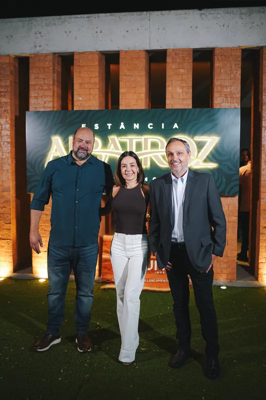 Edgard Dias, gerente comercial da Taboada Negócios Imobiliários com a anfitriã, Cristiana Pitol Grassano, da Pitol Empreendimentos Imobiliários, e Luiz Henrique Taboada, que assina, com a Taboada, a gestão do empreendimento