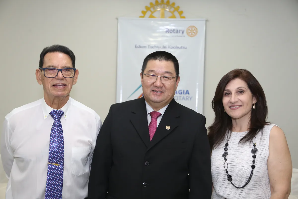 Antonio Gomes (sócio honorário do RCL Shangri-lá), o presidente do Clube Edson Koakutsu e a nova compannhiera Roberta Carnevalli