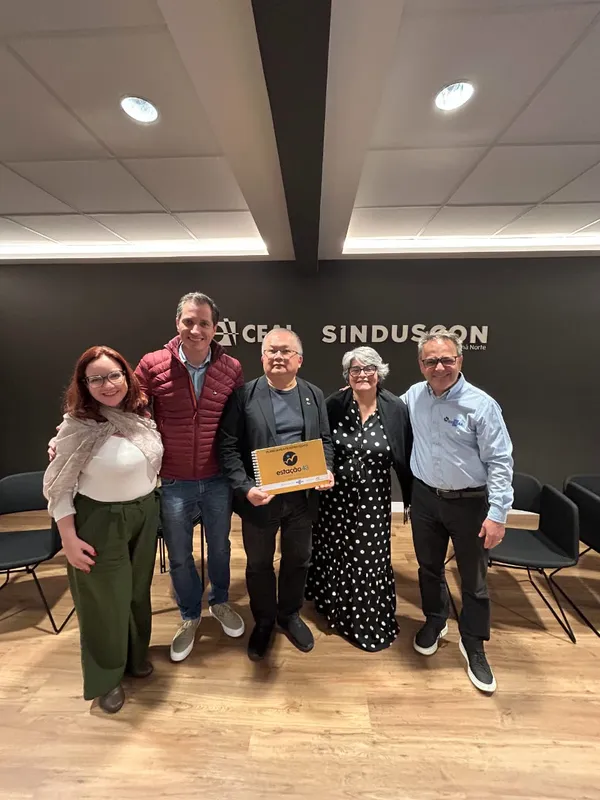 Tatiana Fiuza, Rubens Negrão, Lúcio Kamiji, Maria Gorete Hoffmann e Heverson Feliciano na entrega do novo planejamento estratégico do Estação 43