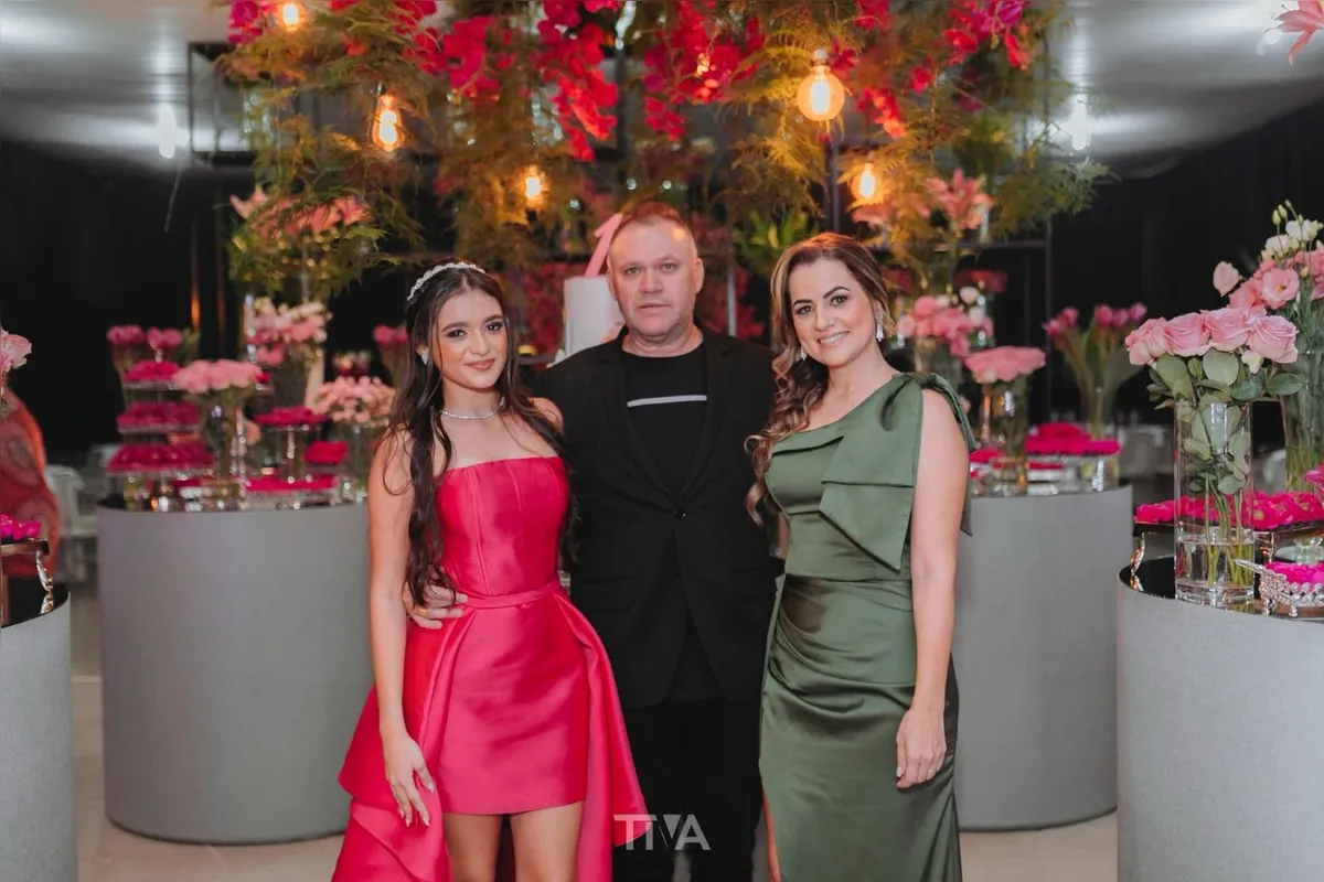 A aniversariante com o promoter Reginaldo Torres e a mãe, Tattiely Reis