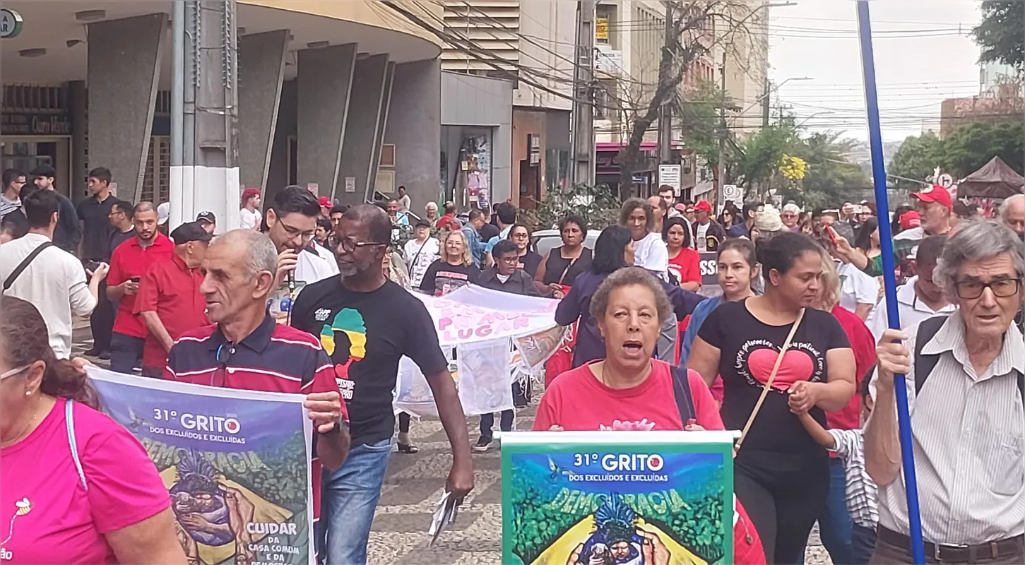 O Grito dos Excluídos começou em frente ao Teatro Ouro Verde e percorreu o Calçadão de ponta a ponta