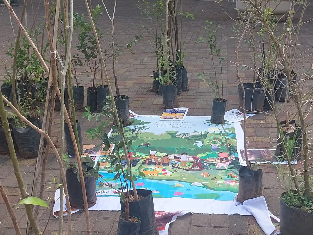 Ao fim do ato, mudas de árvores foram distribuídas à população no Calçadão de Londrina