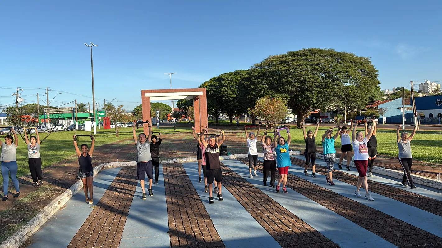 Grupo se reúne na Praça Nishinomiya para fazer exercícios todos os dias, de segunda a sexta-feira, das 7 às 8h da manhã