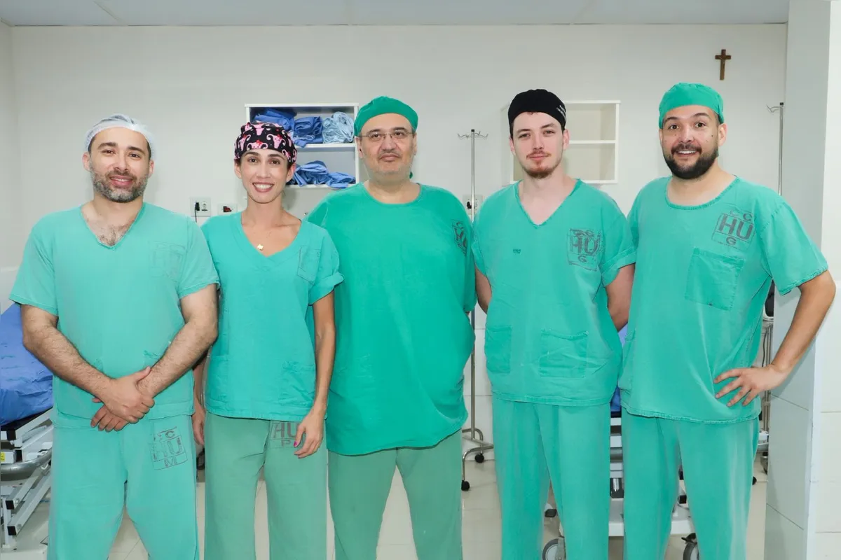 Ginecologista Francisco Lopes (centro) com equipe do ambulatório: abordagem multidisciplinar é fundamental
