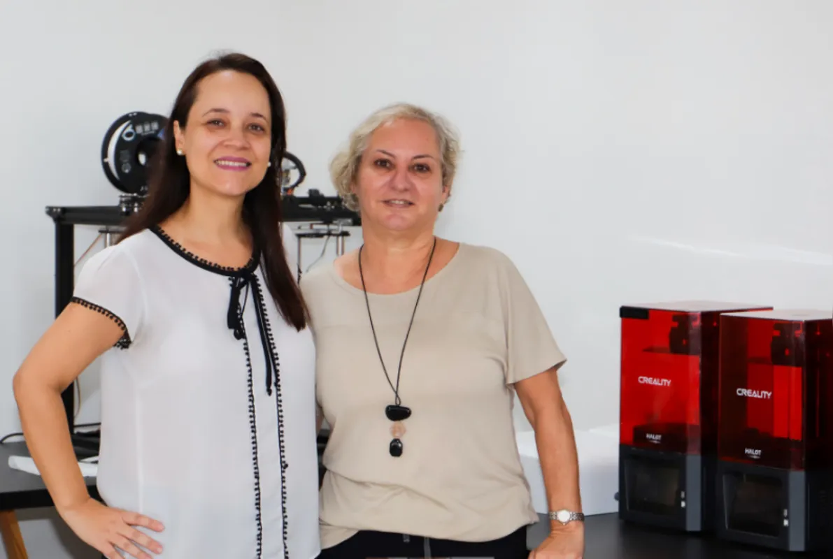 As docentes Ana Paula de Melo Ferreira e Sônia Fabris atuarem na criação da Fibroplaca