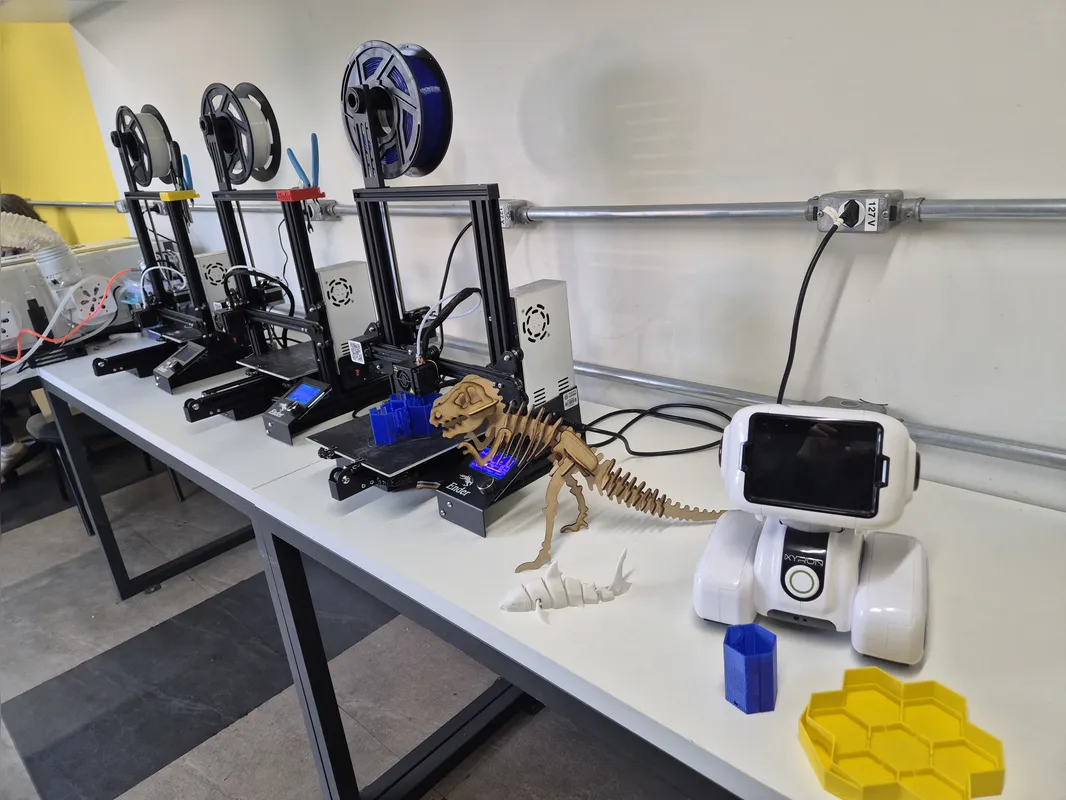 Container tecnológico da Escola Municipal Maestro Roberto Panico conta com impressora 3D que criou o dinossauro, entre outros objetos